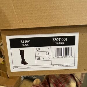 Dr Martens Kasey Virginia heel
Soft leather easy break in
Size down, runs big